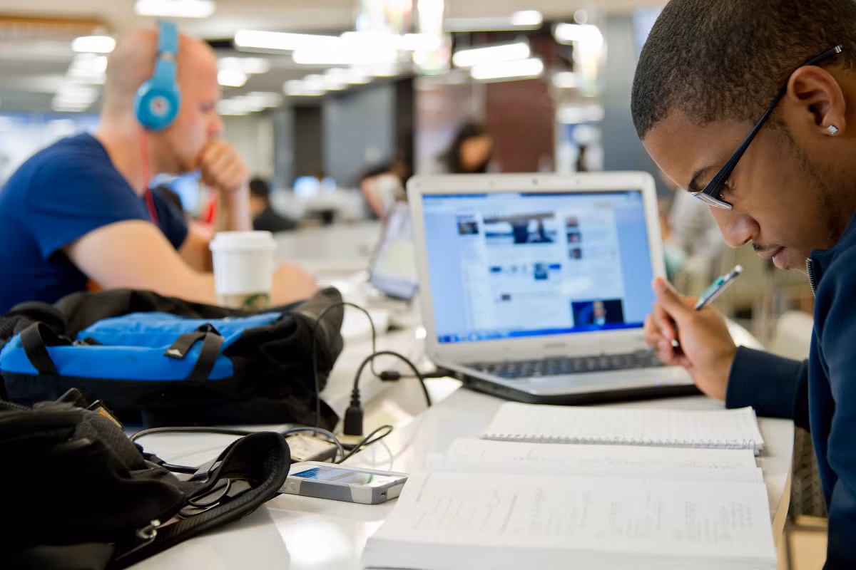 Báo cáo cho thấy, có một phần ba số sinh viên đại học, cũng như một phần năm số giáo sư đại học đã từng sử dụng các loại thuốc này. (Ảnh: hubspot)