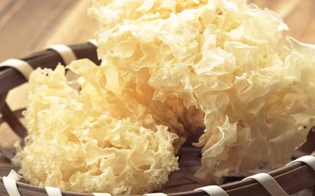 Nấm tuyết có nhiều công dụng với sức khỏe nhưng một khi nấm đã chuyển màu vàng, nghĩa là nấm đã nhiễm khuẩn thì bạn nên vứt bỏ ngay. (Nguồn Bizwebmedia).