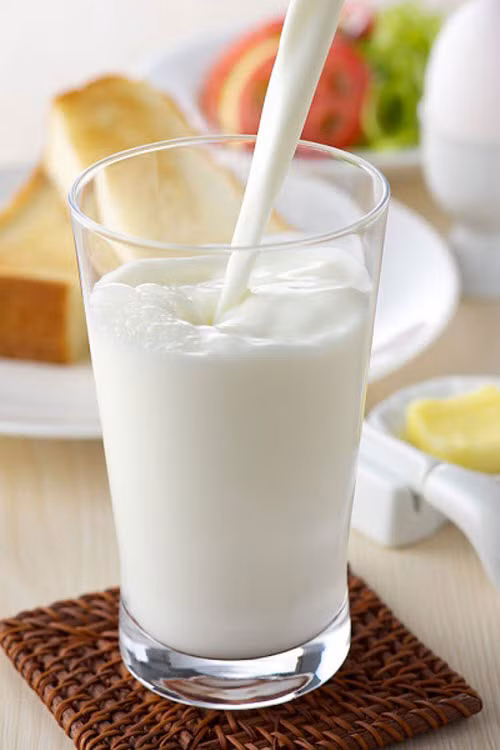 Sữa tươi rất tốt cho làn da nói chung và vùng da ở nách nói riêng. Vì vậy, bạn có thể sử dụng sữa tươi trị thâm nách một cách hiệu quả. (Nguồn Edoctor)