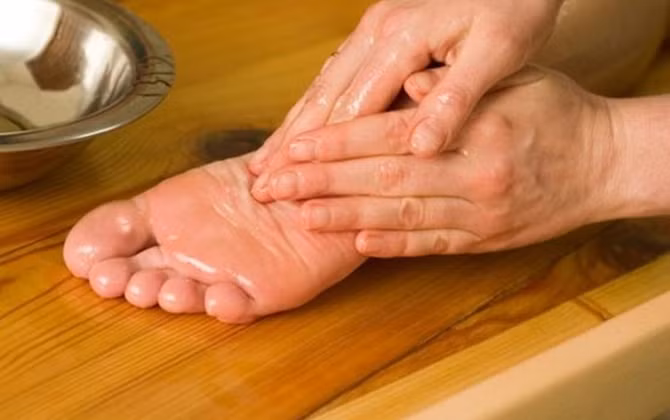 Làm mềm gót chân. Bia là chất khử trùng tự nhiên tuyệt vời, vì thế nếu gót chân chai sần, bạn hãy ngâm chân trong bia để gót chân mềm hơn. Ảnh: Nhacmoi.