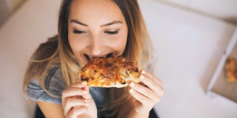 Thường xuyên ăn vặt cũng là thói quen ảnh hưởng đến khả năng sinh sản ở nữ giới. Lý do vì đồ ăn vặt chứa nhiều đường, làm tăng lượng đường trong máu, và điều này không tốt cho sức khỏe sinh sản phụ nữ. (Nguồn Scoopwhoop)