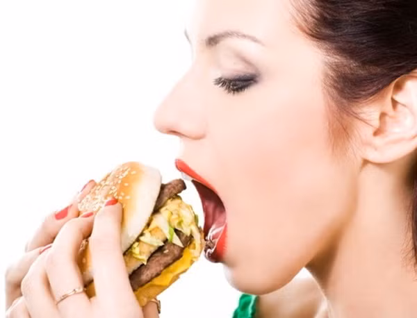 Bên cạnh đó, đồ ăn vặt còn chứa nhiều chất béo khiến phụ nữ dễ tăng cân, thậm chí là béo phì - một loại bệnh có liên hệ mật thiết tới vấn đề vô sinh ở phụ nữ. (Nguồn Xonxen)