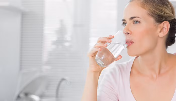 Cách đơn giản nhất để giảm đau ngày đèn đỏ là uống thật nhiều nước. Lý do vì uống nước vừa có thể giúp bổ sung lượng nước mới mất đồng thời lại giải phóng muối và các chất điện giải trong cơ thể, do đó sẽ làm giảm tình trạng đau bụng. (Nguồn Petrotimes)