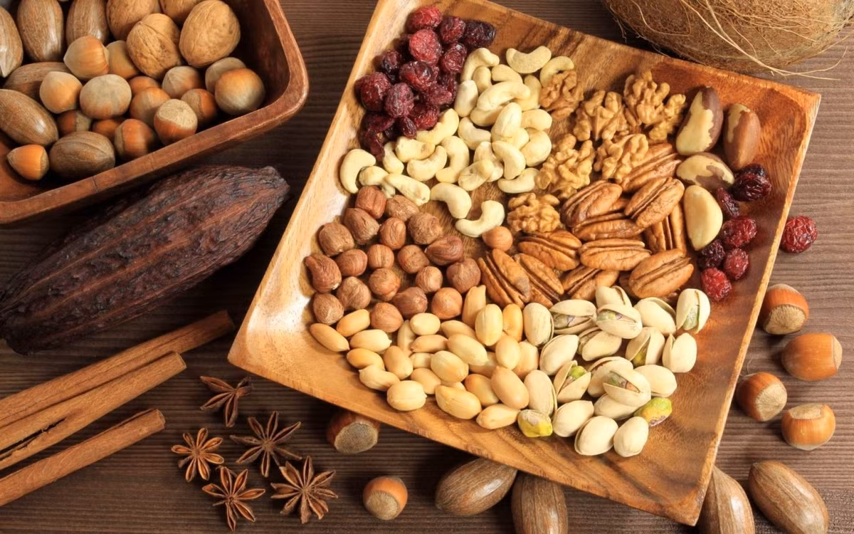 Bên cạnh đó, bạn cũng cần ăn uống hợp lý nếu muốn giảm được những triệu chứng mệt mỏi, đau bụng kinh. Những thực phẩm rất tốt cho chị em ngày đèn đỏ là sữa chua, trứng, ngải cứu, các loại hạt, ngũ cốc,...(Nguồn Phunukieuviet)