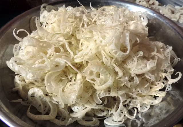 Nước ép thân chuối còn có tác dụng đốt cháy calo, tạo cảm giác no cho dạ dày. Vì vậy, người muốn giảm cân có thể dùng nước ép thân chuối để đạt được hiệu quả như mong muốn. (Nguồn Funu)