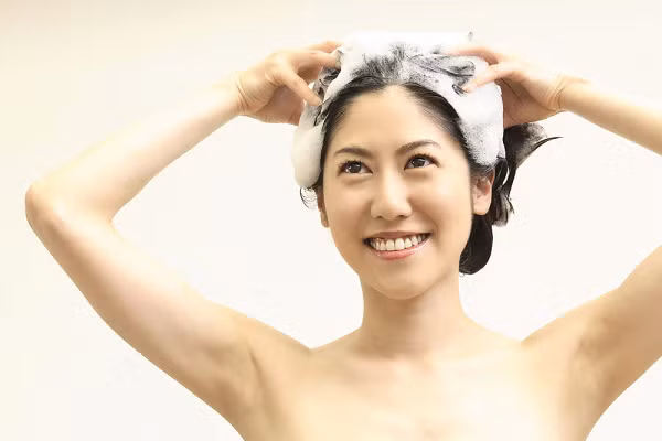 Sử dụng lượng dầu gội quá lớn không những khiến cho tóc dễ bị dính, bết và sinh ra gàu mà hóa chất có trong dầu gội còn gây ảnh hưởng cho da dầu và mái tóc về lâu dài. (Nguồn Kenh14)