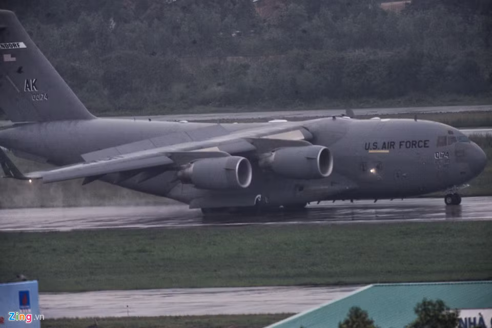 Đến 12h15 "Quái thú" của Tổng thống Trump được đưa ra khỏi '"Ngựa thồ" C-17.