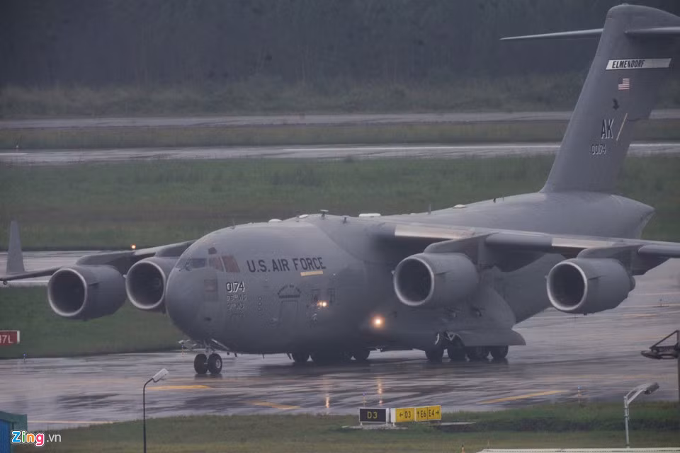 "Ngua tho" C-17 cho doan xe cua Tong thong Trump toi Da Nang