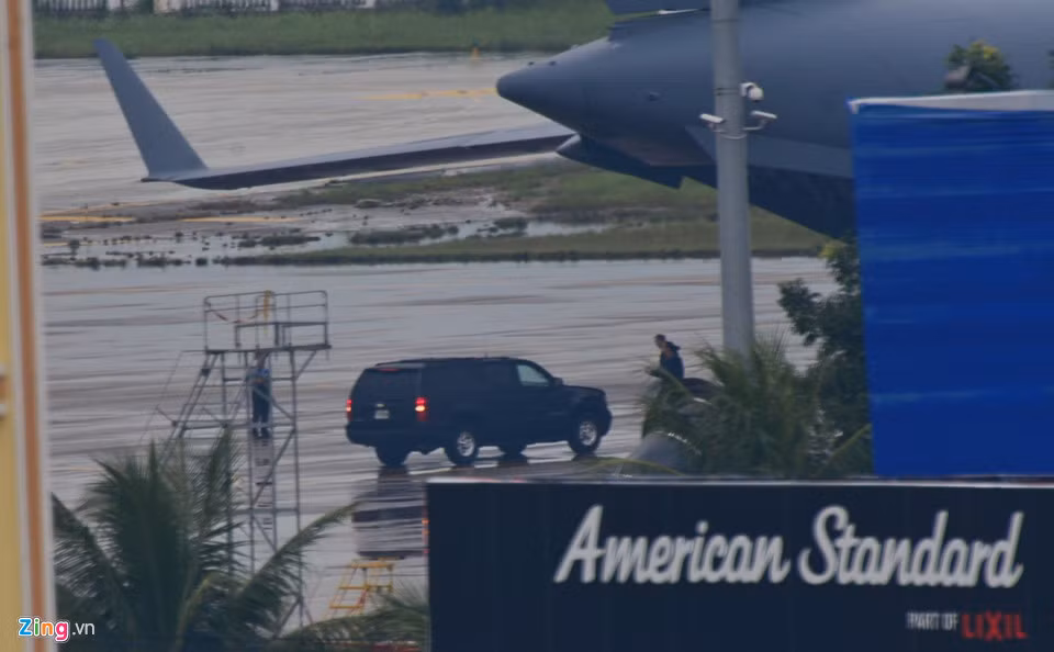 Các xe bảo vệ của Tổng thống Trump được đưa ra khỏi máy bay C17.