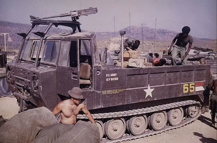 M548 trang bị động cơ diesel 6V53 204 mã lực cho tốc độ tối đa 61km/h, dự trữ hành trình 480km. Việc cùng dùng truyền động giống với M113 là một thuận lợi lớn khi Việt Nam đã làm chủ được sửa chữa các dòng xe M113 thu được sau năm 1975. Nguồn ảnh: Wikipedia