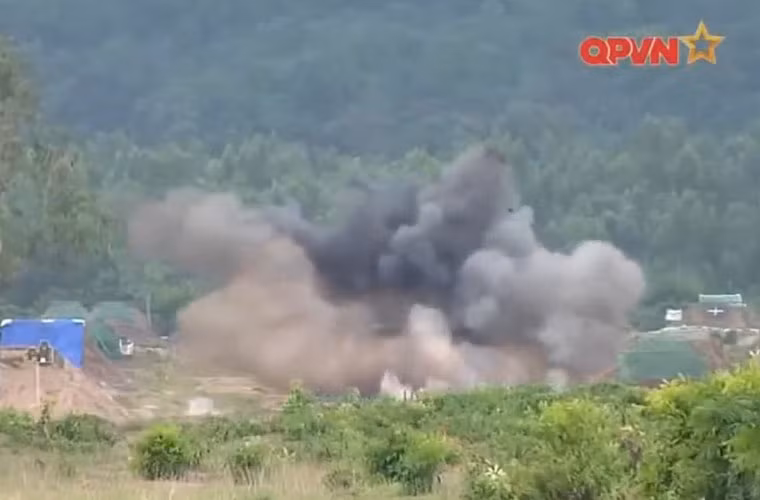 Trong ảnh, phát bắn chính xác của khẩu pháo 105mm trên pháo tự hành bánh xích. Nguồn ảnh: Kênh QPVN