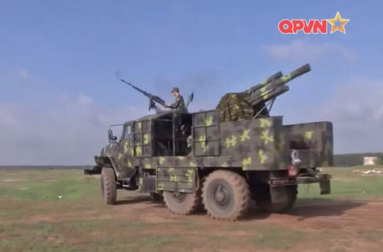 Việc tích hợp pháo 105mm lên khung gầm bánh lốp có lẽ là cơ sở để chúng ta phát triển trên khung gầm xe bánh xích như loại M548. So với phương tiện bánh lốp, xe xích tuy “đi phá đường nhựa” nhưng trên địa hình đồi núi, đường lầy thì nó phát huy tốt khả năng cơ động, leo dốc. Nguồn ảnh: Kênh QPVN