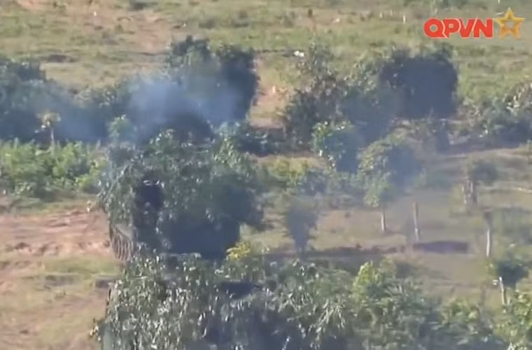 Không chỉ một và có 2-3 khẩu pháo “lạ” xuất hiện trong cuộc diễn tập của Quân khu 9. Điều đó có nghĩa đã có số lượng không hề nhỏ pháo tự hành mới này được đưa vào trang bị. Nguồn ảnh: Kênh QPVN