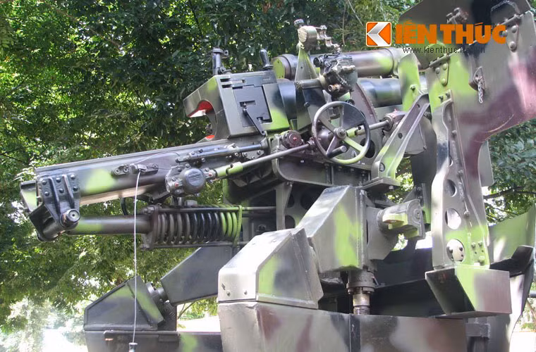 Căn cứ vào đặc điểm thân pháo, kích thước thì có khả năng khẩu pháo được tích hợp lên khung bệ xe xích là khẩu 105mm M2A1 do Mỹ sản xuất, hiện được dùng phổ biến trong Quân đội Nhân dân Việt Nam hiện nay. Nguồn ảnh: Kênh QPVN