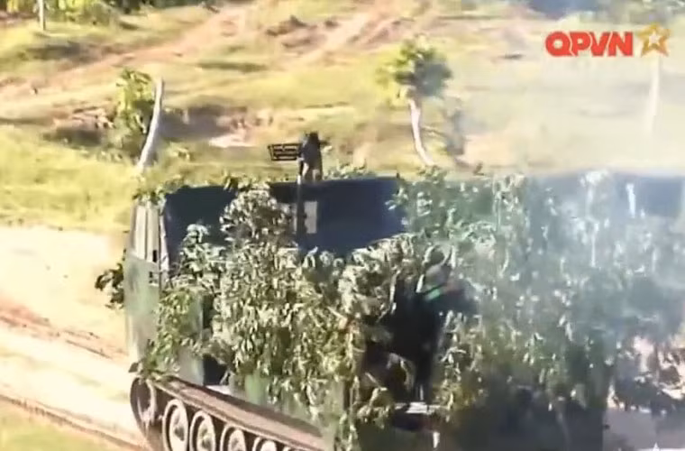 Trong ảnh là phương tiện chiến đấu “lạ” mới xuất hiện trong cuộc diễn tập của Quân khu 9. Có thể thấy rõ, ở thùng xe có một nòng pháo ngắn, còn mẫu khung bệ chở pháo nguyên là dòng xe thiết giáp M548 do Mỹ sản xuất. Nguồn ảnh: Kênh QPVN