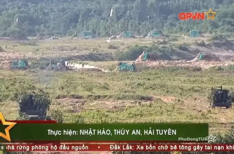 Với việc tích hợp pháo lên khung bệ xe bánh xích, có thể coi đây là một khẩu pháo tự hành đúng nghĩa. Và điều đặc biệt nhất - khả năng rất cao nó là sản phẩm của ngành công nghiệp quốc phòng Việt Nam. Nguồn ảnh: Kênh QPVN