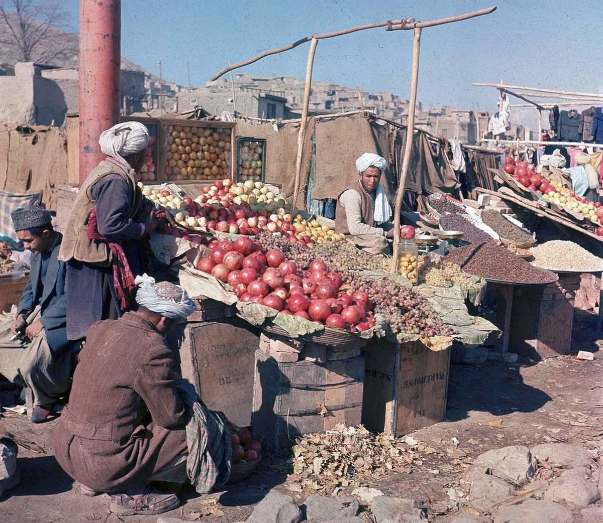 Những sạp hàng bán tại một khu chợ trời ở Kabul năm 1961. (Nguồn ảnh RHP)