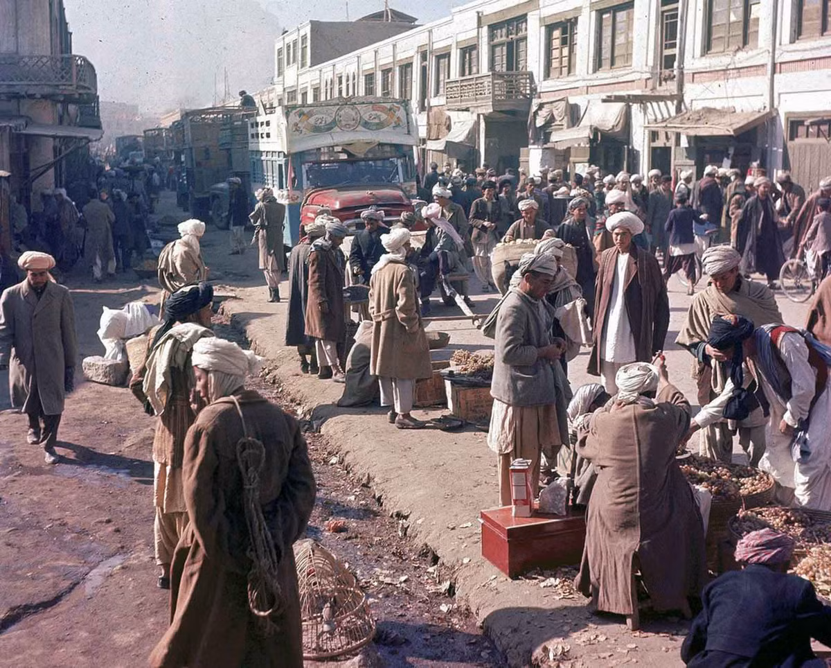 Cảnh đông đúc trên một con phố ở Kabul hồi tháng 11/1961.