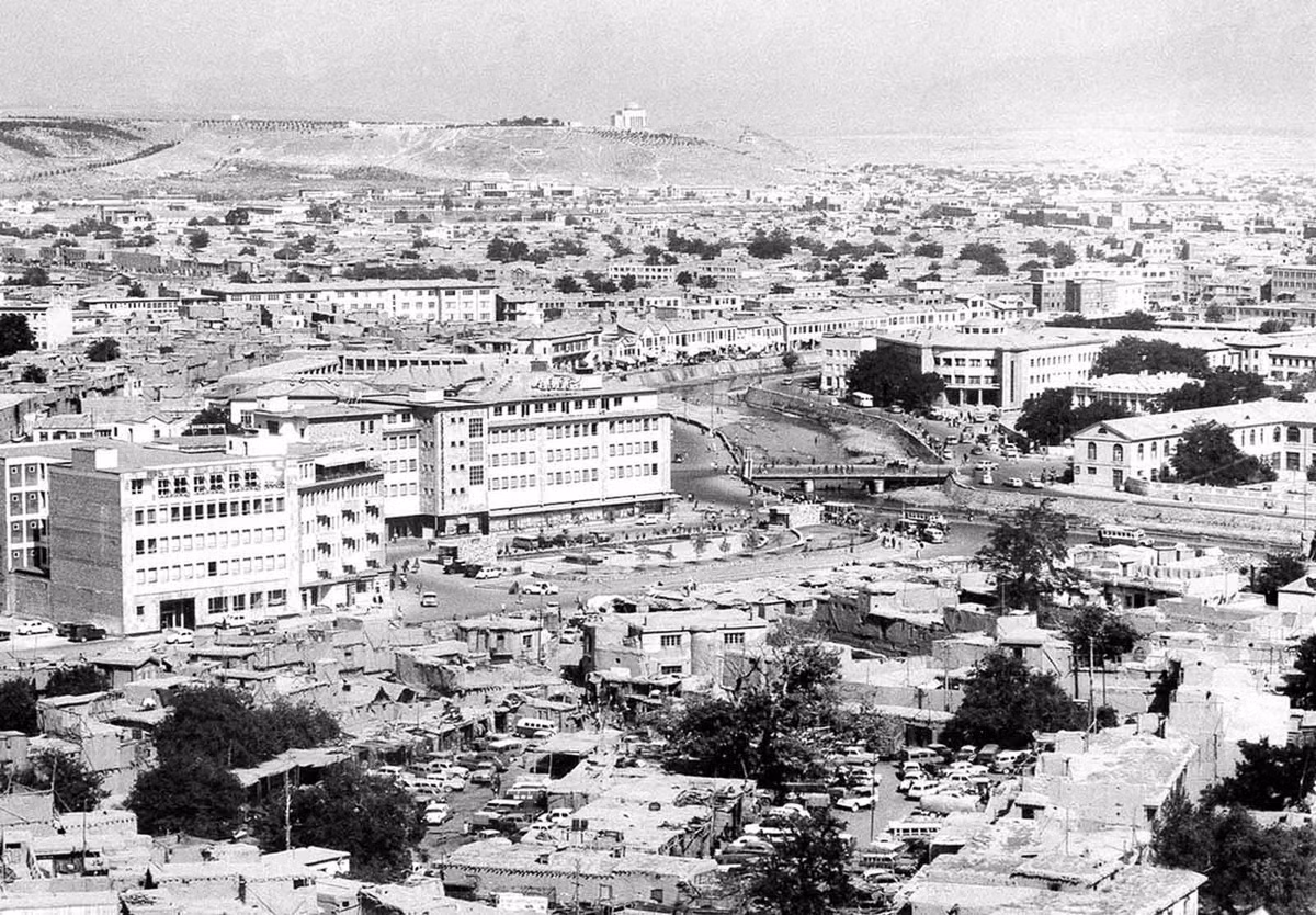 Các ngôi nhà cũ mới nằm xen kẽ nhau ở Kabul hồi tháng 8/1969.
