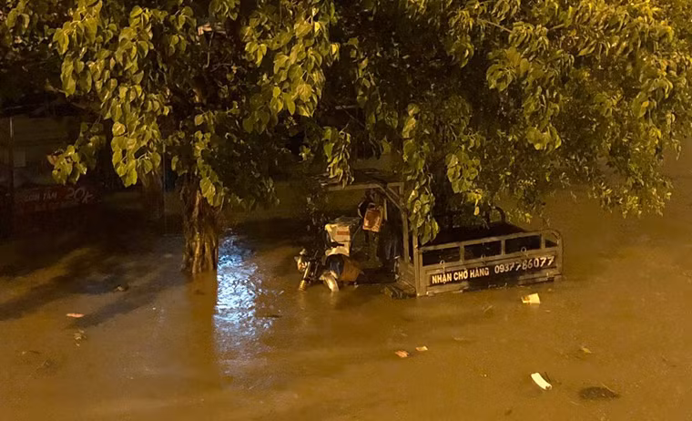 Trước đó, UBND TP HCM đã ký hợp đồng thuê một doanh nghiệp sử dụng máy bơm “khủng” chống ngập cho đường Nguyễn Hữu Cảnh. 