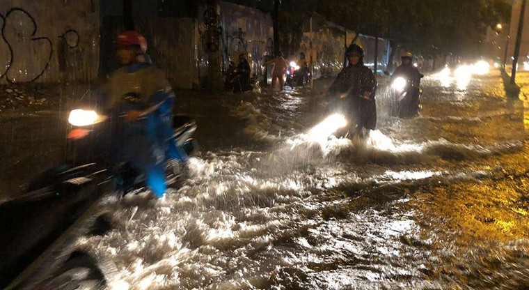 Thế nhưng trong những cơn mưa vừa qua đường Nguyễn Hữu Cảnh vẫn lênh láng nước.