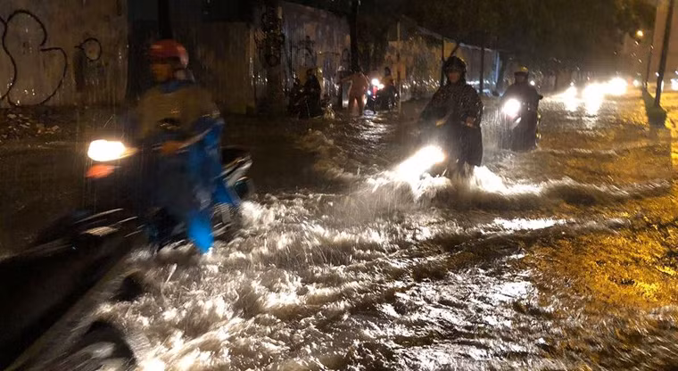 Thế nhưng trong những cơn mưa vừa qua đường Nguyễn Hữu Cảnh vẫn lênh láng nước.
