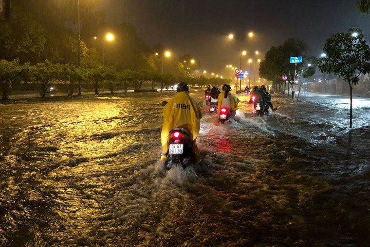 Trận mưa lớn đã khiến nhiều tuyến đường ở trung tâm TP HCM bị ngập sâu, trong đó nhiều tuyến đường lần đầu tiên ghi nhận ngập như: Nguyễn Trãi, Lê Lai, Đồng Khởi…