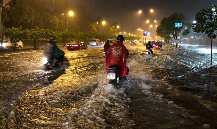 Người dân khốn đốn trên con đường ngập nước.