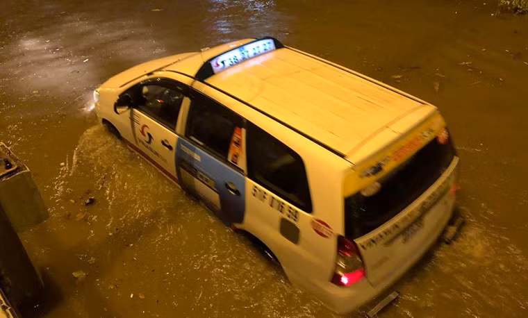 Ôtô cũng không tránh khỏi chết máy vì ngập nước trên đường Nguyễn Hữu Cảnh.