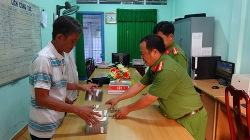 Cơ quan Cảnh sát điều tra Công an tỉnh Long An trao trả 2,1 tỷ đồng cho ông Hồ Văn Bé Ba.