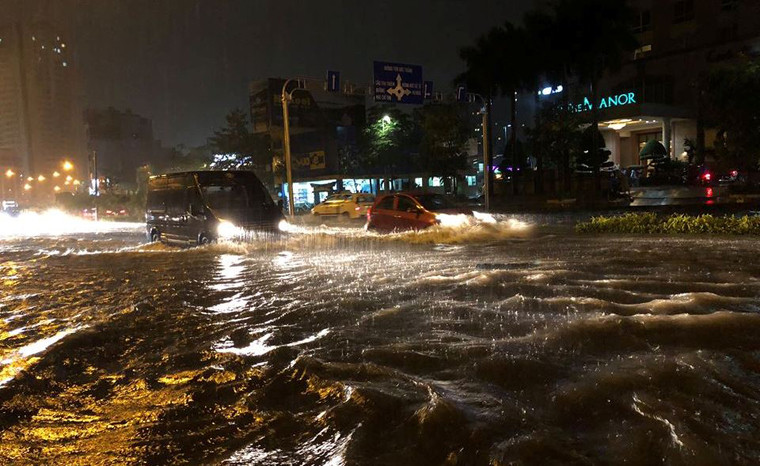 Biển nước trên tuyến đường đã được UBND TP HCM thuê máy bơm "khủng" với giá hàng chục tỉ đồng/năm để giải quyết ngập.