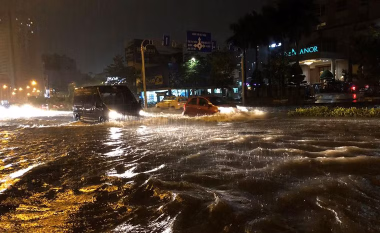 Biển nước trên tuyến đường đã được UBND TP HCM thuê máy bơm "khủng" với giá hàng chục tỉ đồng/năm để giải quyết ngập.