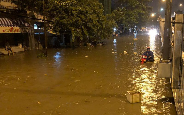 Ghi nhận của PV Kiến Thức, đến rạng sáng nay 2/6, nhiều khu vực ở tuyến đường Nguyễn Hữu Cảnh (đoạn qua quận Bình Thạnh, TP HCM) vẫn còn lênh láng nước. Giao thông qua lại gặp nhiều khó khăn.