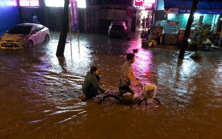 Trong khi đó, tại 2 điểm ở chân cầu vượt Nguyễn Hữu Cảnh, nước ngập đến yêu xe máy. Đường ngập khiến hàng loạt phương tiện lưu thông qua đây bị chết máy, người dân phải hì hục đẩy bộ xe về nhà trong đêm. 
