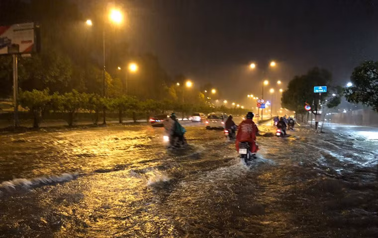 Trước đó, cả khu vực TP HCM có mưa cực lớn kéo dài từ giữa đêm 1/6 đến rạng sáng nay 2/6.