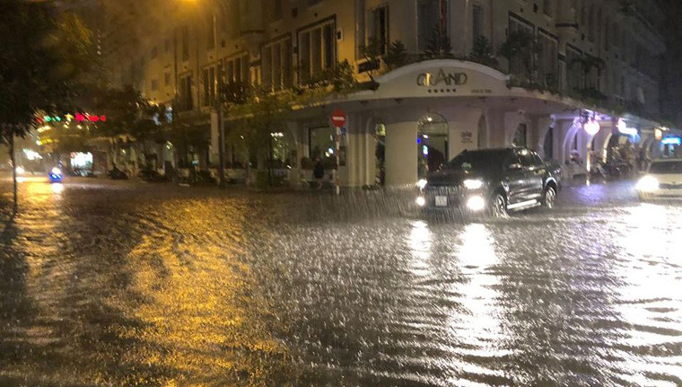 Một góc đường ở trung tâm TP HCM cũng ngập lênh láng nước trong và sau cơn mưa rạng sáng nay 2/6.