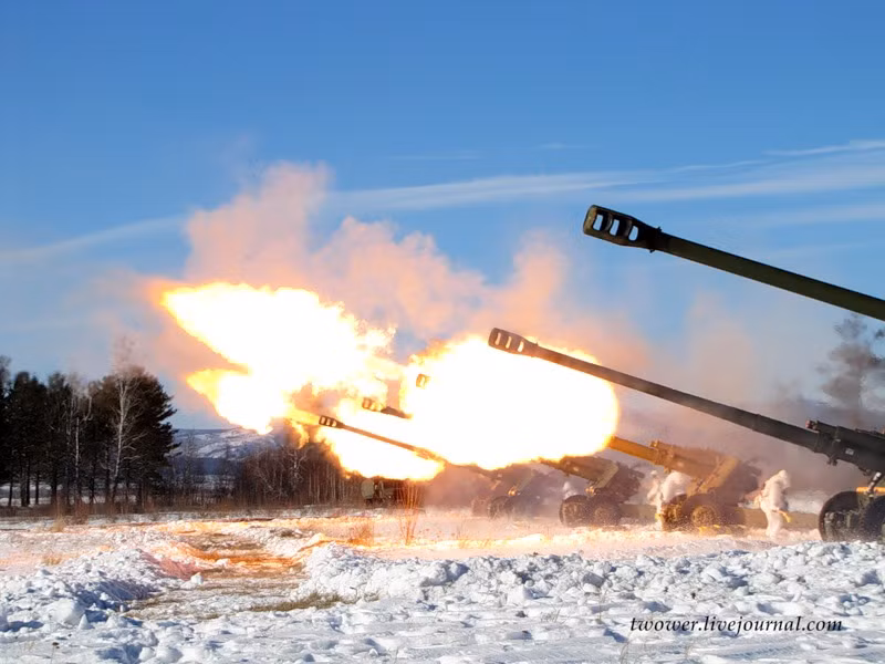 Msta-B được xem là "ông vua pháo kéo xe" của Lục quân Nga, được Liên Xô phát triển và đưa vào triển khai từ năm 1987. Khẩu pháo này nặng tới 6,8 tấn và cần được vận hành bởi kíp pháo thủ đông đảo 6-11 người.