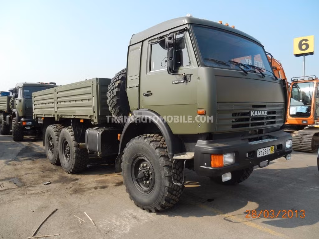 …và xe ô tô vận tải KAMAZ-43114 6x6 bánh.