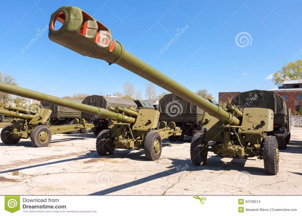 2A65 Msta-B trang bị nhiều loại đạn pháo gồm: đạn nổ mạnh OF45 nặng 43,56kg, sơ tốc 823m/s, tầm bắn 24,7km; đạn trích khí đáy OF61 nặng 42,8kg, sơ tốc 828m/s, tầm bắn 29km; đạn "mẹ con" OF23 chứa 42 quả bom nhỏ chống tăng HEAT (có thể xuyên giáp dày 100mm) nặng 42,8kg, tầm bắn 26km.