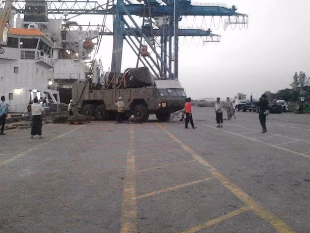 Trang blog quân sự Myanmar mới đây đăng tải hình ảnh chụp tại một cầu cảng ở nước này cho thấy có sự xuất hiện của khung gầm cơ sở MZKT-6922 chuyên dùng làm nền tảng cho hệ thống tên lửa phòng không hiện đại của Nga. Điều này làm dấy lên đồn đoán cho rằng Quân đội Myanmar có thể đã nhập khẩu một hệ thống vũ khí nào đó từ Nga. Do phần nóc xe được phủ kín bạt nên rất khó nhận diện được liệu khung gầm này mang theo hệ thống vũ khí nào.