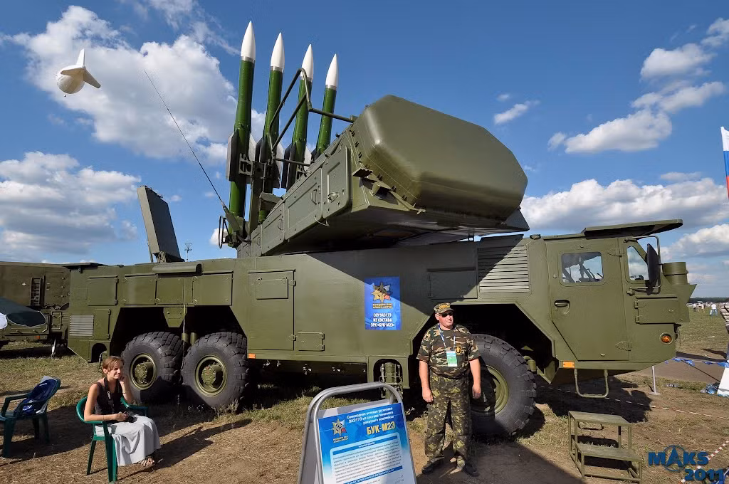 Khung gầm MZKT-6922 cũng được dùng trên biến thể của hệ thống phòng không tầm trung Buk-M2E. Ảnh: Xe phóng tự hành của tổ hợp Buk-M2E thiết kế trên khung gầm MZKT-6922 (ngoài ra nó có thể đặt trên khung gầm bánh xích).