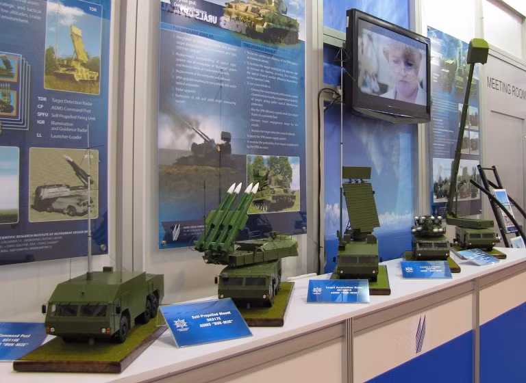 Các thành phần khí tài hệ thống Buk-M2E dùng khung gầm MZKT-6922. Hệ thống có khả năng tiêu diệt mục tiêu ở tầm cao đến 30km, tầm xa 70km, xác suất hạ mục tiêu rất cao.