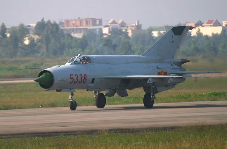 Theo hãng thông tấn Sputnik, các máy bay tiêm kích MiG-21 mà Liên Xô viện trợ cho Việt Nam trong kháng chiến chống Mỹ và sau này được vận chuyển bí mật bằng đường hàng không thay vì đường sắt qua Trung Quốc như một số loại khí tài khác (gồm súng ống, pháo, xe tăng…). Đường bay cũng không bay qua lãnh thổ Trung Quốc.
