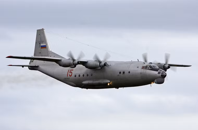 Máy bay vận tải An-12 trang bị 4 động cơ tuốc bin cánh quạt Ivchenko AI-20L cho tốc độ hành trình 670km/h, tầm bay 5.700km với lượng nhiên liệu tối đa hoặc 3.600km với nhiên liệu trung bình, trần bay 10.200m.