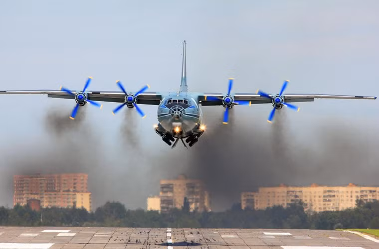 Tải trọng của An-12 lên tới 20 tấn cho phép chuyên chở một chiếc tiêm kích MiG-21. Dù rằng trọng lượng rỗng của một chiếc MiG-21 chỉ hơn 5 tấn, nhưng dài đến 15,76m. Cho nên không gian khoang hàng của An-12 cũng bị chiếm dụng chiều dài không nhỏ khiến nó chỉ chở được một chiếc thay vì 4 chiếc phù hợp với tải trọng máy bay.