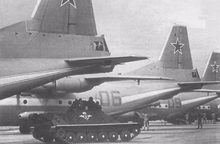 Sở dĩ Liên Xô chọn lựa phương án tốn kém chuyển tiêm kích MiG-21 sang Việt Nam bằng đường hàng không vì lý do bảo mật. Theo Sputnik, đã ghi nhận khá nhiều trường hợp quan chức Trung Quốc phá chì niêm phong container chứa kỹ thuật quân sự của Liên Xô được vận chuyển bằng đường sắt qua lãnh thổ Trung Quốc vào Việt Nam. Ngoài ra, phía Trung Quốc cũng không cho phép các máy bay chở khí tài quân sự của Liên Xô được phép bay qua lãnh thổ nước này.