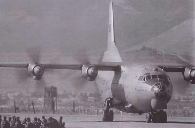 Việc vận chuyển máy bay MiG-21 sang Việt Nam được giao cho hai loại máy bay vận tải An-12 và An-22 chủ lực Không quân Liên Xô. Trong ảnh là máy bay vận tải hạng trung tầm xa An-12 do hãng Antonov sản xuất hàng loạt từ năm 1959. Nó được đánh giá là tương đương máy bay C-130 huyền thoại Mỹ.