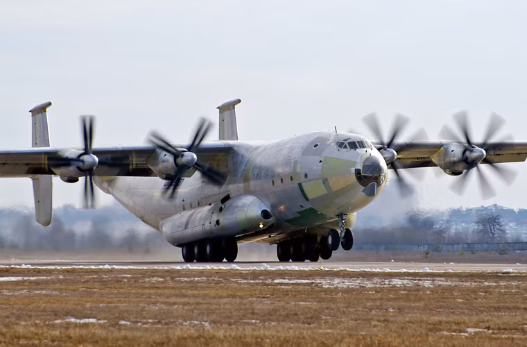 An-22 được trang bị 4 động cơ tuốc bin cánh quạt NK-12MA cho tầm bay 5.000km với tải trọng tối đa, 10.950km với nhiên liệu tối đa và 45 tấn hàng hóa.