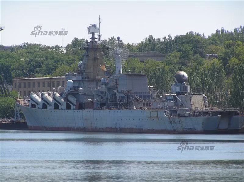  Tuần dương hạm Ukraynia là chiến hạm lớn nhất của Ukraine, nhưng chưa bao giờ được đưa vào biên chế trang bị. Ukraynia vốn ban đầu mang tên Đô đốc Flota Lobov do nhà máy Kommunara 61 chế tạo cho Hải quân Liên Xô. Tuy nhiên, khi chưa kịp hoàn thành thì Liên bang Xô Viết sụp đổ khiến nó vĩnh viễn nằm lại ở cảng nhà máy ở Mykolaiv, Ukraine tới tận ngày nay.