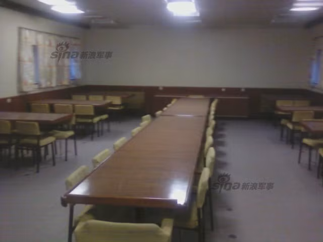 Phòng hội họp với ghế ngồi và bàn làm việc vẫn mới như ngày nó được hạ thủy.